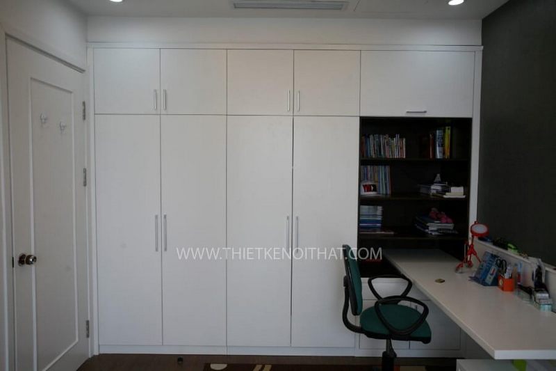 Tủ quần áo màu trắng ánh sáng tường góp phần tạo nên cảm giác rộng rãi và thoáng mát hơn trong phòng.